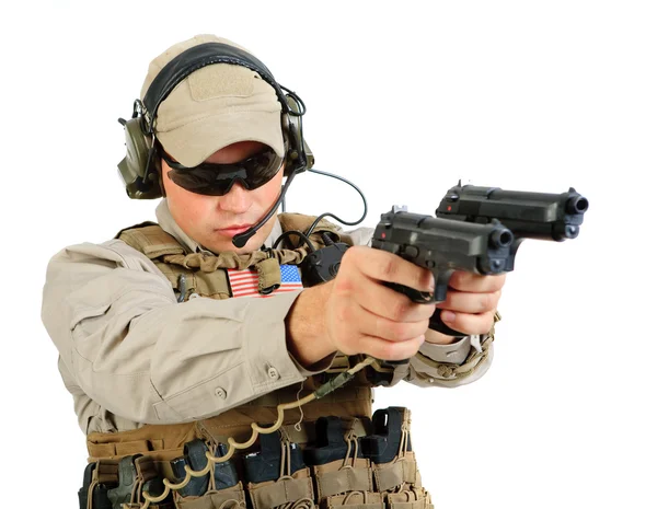 Soldat mit Gewehr auf weißem Hintergrund — Stockfoto