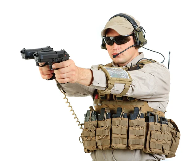 Voják s puškou na bílém pozadí — Stock fotografie