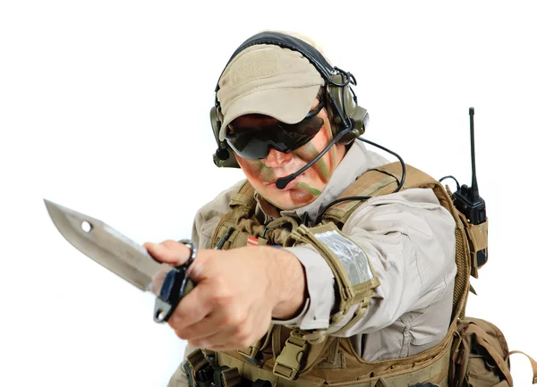 Soldat mit Gewehr auf weißem Hintergrund — Stockfoto