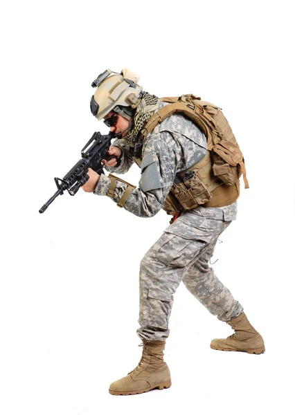 Voják s puškou na bílém pozadí — Stock fotografie