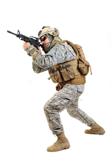 白い背景の上のライフルを持つ兵士 — ストック写真