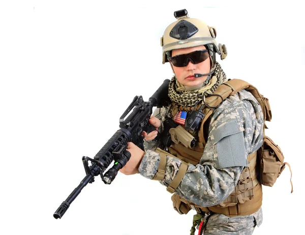 ทหารที่มีปืนไรเฟิลบนพื้นหลังสีขาว — ภาพถ่ายสต็อก