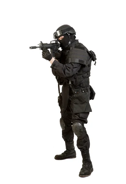 Hombre armado en barril protector con rifle M4 (con silenciador). Aislado sobre fondo blanco — Foto de Stock