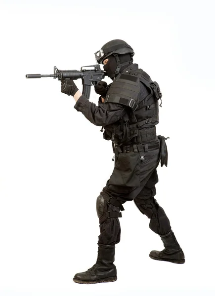 Homme armé en fût de protection avec fusil M4 (avec silencieux). Isolé sur fond blanc — Photo