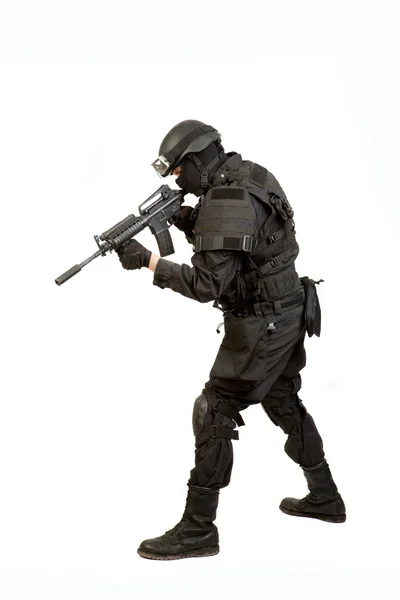 Hombre armado en barril protector con rifle M4 (con silenciador). Aislado sobre fondo blanco — Foto de Stock