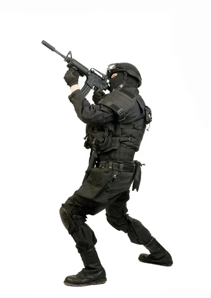 Hombre armado en barril protector con rifle M4 (con silenciador). Aislado sobre fondo blanco — Foto de Stock