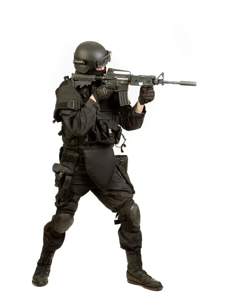 Hombre armado en barril protector con rifle M4 (con silenciador). Aislado sobre fondo blanco — Foto de Stock