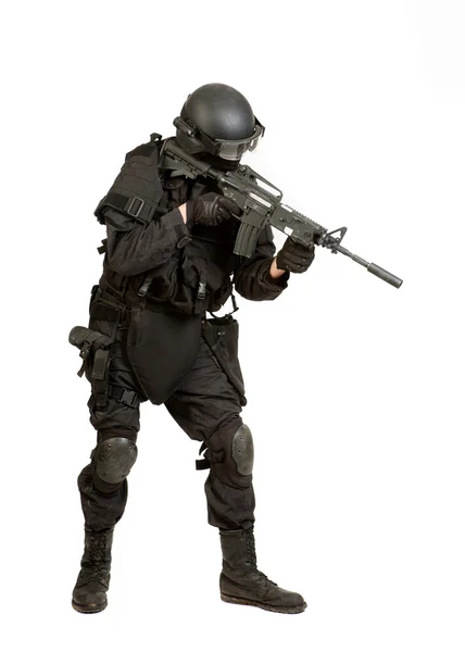 Hombre armado en barril protector con rifle M4 (con silenciador). Aislado sobre fondo blanco — Foto de Stock