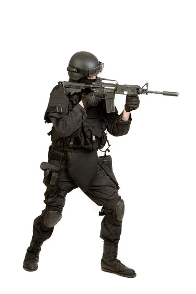 Homme armé en fût de protection avec fusil M4 (avec silencieux). Isolé sur fond blanc — Photo