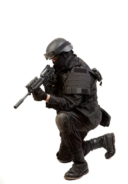 Hombre armado en barril protector con rifle M4 (con silenciador). Aislado sobre fondo blanco —  Fotos de Stock