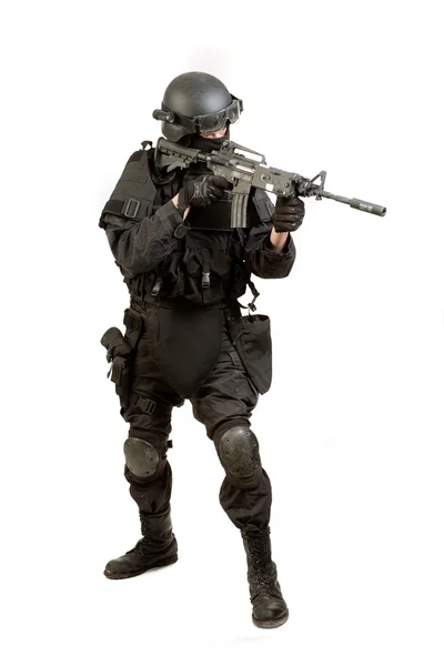 Homme armé en fût de protection avec fusil M4 (avec silencieux). Isolé sur fond blanc — Photo