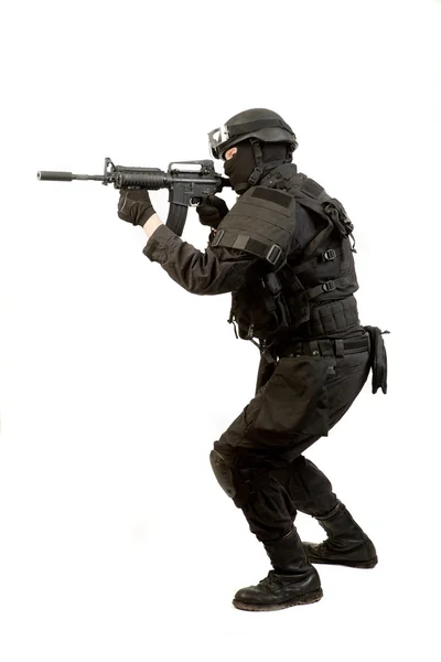 Homme armé en fût de protection avec fusil M4 (avec silencieux). Isolé sur fond blanc — Photo