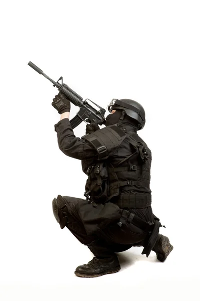 Hombre armado en barril protector con rifle M4 (con silenciador). Aislado sobre fondo blanco — Foto de Stock