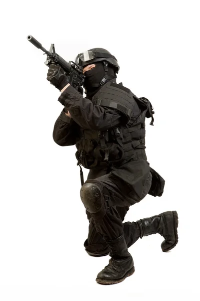 Homem armado em barril de proteção com rifle M4 (com silenciador). Isolado sobre fundo branco Fotos De Bancos De Imagens Sem Royalties