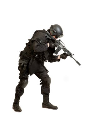 M4 tüfekle (susturucu) ile koruyucu fıçı silahlı adam. Beyaz arka plan üzerinde izole
