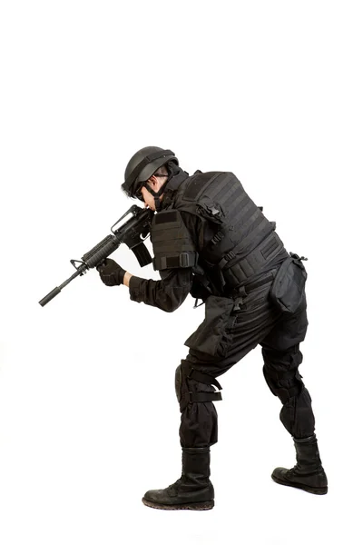Озброєний чоловік у захисному корпусі з гвинтівкою M4 (з глушником). Ізольовані на білому тлі — стокове фото