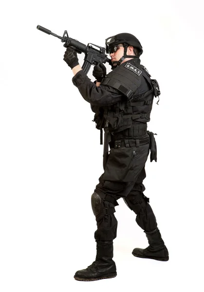 Homme armé en fût de protection avec fusil M4 (avec silencieux). Isolé sur fond blanc — Photo