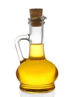 Beyaz üzerine izole edilmiş bir şişe zeytin yağı.