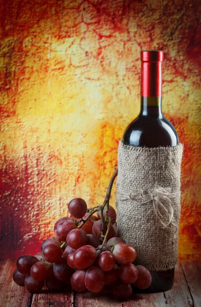 Şarap ve üzüm, kahverengi zemin üzerinde kompozisyon — Stok fotoğraf