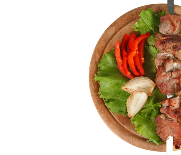Kebab shish en un soporte de madera con verduras aisladas en whit —  Fotos de Stock