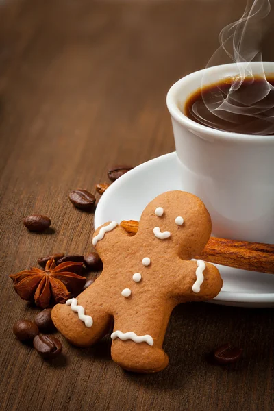 Coffee with gingerbread man on a wooden background — Stock Photo, Image