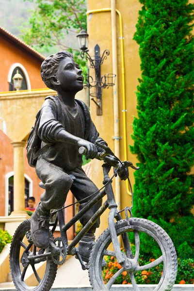Mladý cyklista socha — Stock fotografie