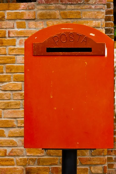 전통적인 이탈리아 우편 상자 — 스톡 사진
