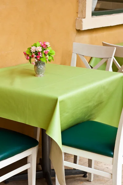 Cadeira branca e verde com mesa — Fotografia de Stock