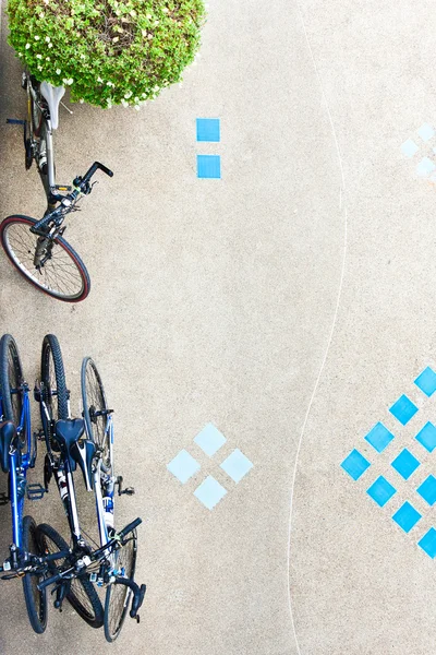 Вид с высоты птичьего полета на припаркованные велосипеды — стоковое фото