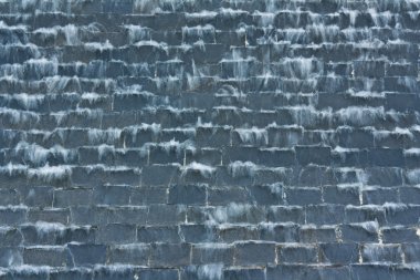 siyah taş duvar şelale