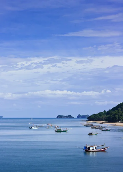 Baía com barcos de pesca — Fotografia de Stock