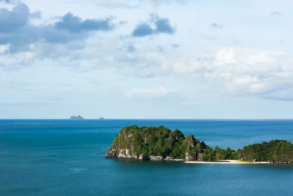 Isola tropicale remota nell'oceano — Foto Stock