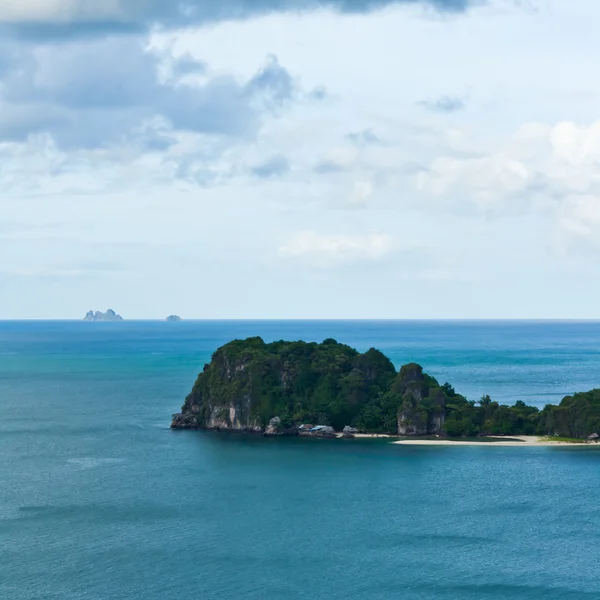 Tropiska avlägsen ö i havet — Stockfoto
