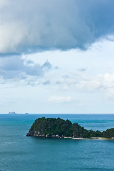 Isola tropicale remota nell'oceano — Foto Stock