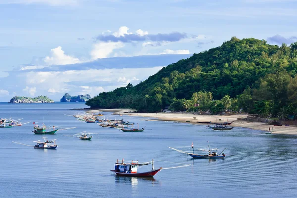 Baía com barcos de pesca — Fotografia de Stock