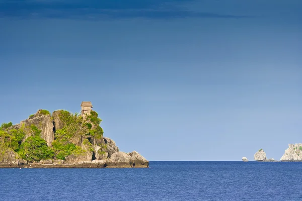 Isola tropicale remota nell'oceano — Foto Stock