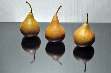 üç kahverengi armut