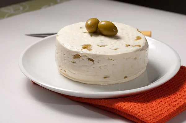 Queso casero con aceitunas — Foto de Stock