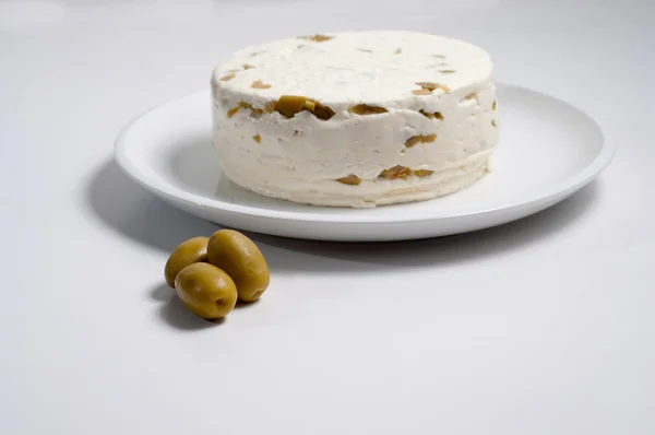 Hausgemachter Käse mit Oliven — Stockfoto