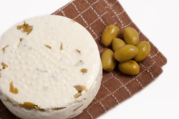 Queso casero con aceitunas — Foto de Stock