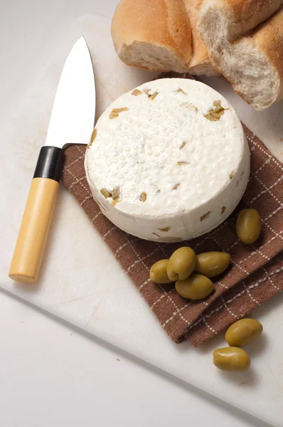 Domowej roboty ser z oliwkami — Zdjęcie stockowe