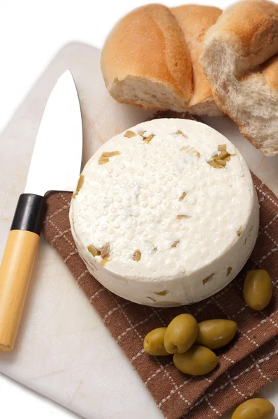 Hausgemachter Käse mit Oliven — Stockfoto