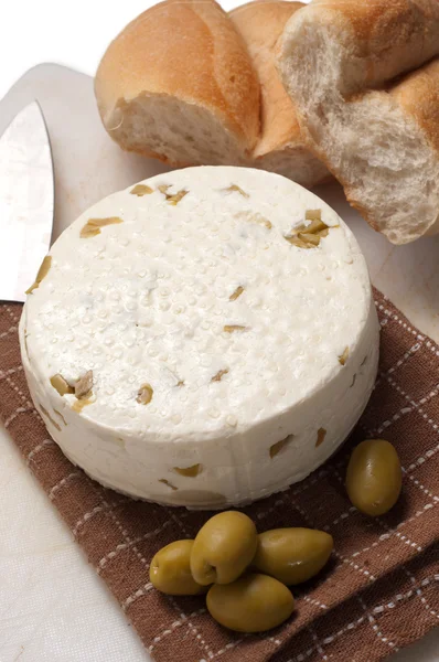 Домашний сыр с оливками — стоковое фото
