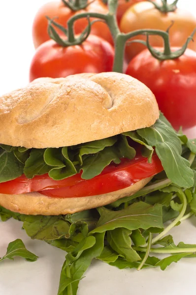 Sandwich with tomatoes and arugula — Stock Photo, Image