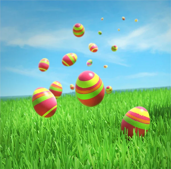 イースターの卵が下落している空の下で芝生の上 — ストック写真