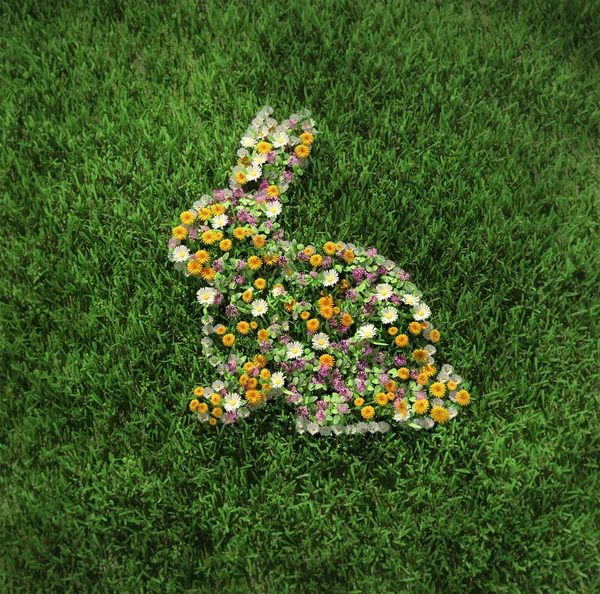 El conejo floral de Pascua en la hierba Fotos de stock