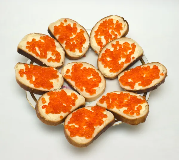 Broodjes met zalm kaviaar op een schotel. — Stockfoto