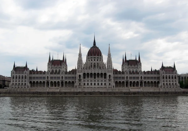 Macaristan Parlamentosu'nun Budapeşte oteli - Tuna görüntülemek