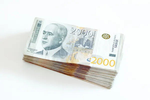 Valuta serba - Un mucchio di banconote da 2000 dinari — Foto Stock