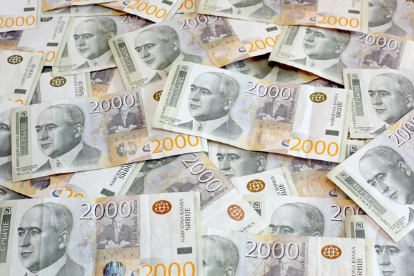 Serbiska valuta - en hög av 2000 dinar sedlar — Stockfoto